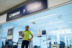 Colaboradora da la bienvenida a la Ventanilla Única de Servicios ubicada en el Centro Comercial Gran Plaza Bosa - Foto: Felipe Rocha © Consorcio Circulemos Digital, 2023  