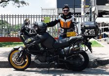 Motociclista posando por las vías de Bogotá -Foto: Nicolle Bachiller © Consorcio Circulemos Digital, 2025 