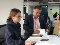 Ciudadano entregando los documentos para el trámite en la Ventanilla Única de Servicios - Foto: Felipe Rocha © Consorcio Circulemos Digital, 2023 