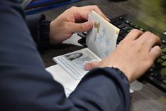 Pasaporte de la República Bolivariana de Venezuela de persona realizando un trámite en la Ventanilla Única de Servicios - Foto: Felipe Rocha © Consorcio Circulemos Digital, 2024