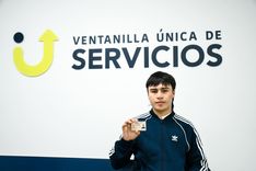 Joven muestra su licencia de conducción expedida en la Ventanilla Única de Servicios - Foto: Valentina Bachiller © Consorcio Circulemos Digital, 2026