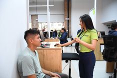 Analista de la Ventanilla le toma una fotografía al ciudadano para su licencia de conducción - Foto: Felipe Rocha © Consorcio Circulemos Digital, 2024 