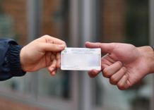 Entrega de licencia de conducción - Foto: Felipe Rocha - © Consorcio Circulemos Digital, 2022. 