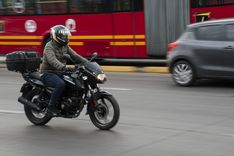 Motociclista rodando por las vías de Bogotá -Foto: Felipe Rocha © Consorcio Circulemos Digital, 2024 