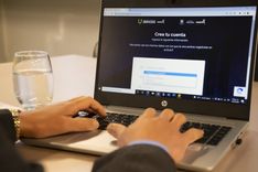  Ingreso a la página de registro de la Ventanilla Única de Servicios desde un computador portátil - Foto: Felipe Rocha © Consorcio Circulemos Digital, 2022 