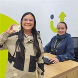 Usuaria y colaboradora luego de expedir la licencia de conducción en la Ventanilla Única de Servicios - Fotografía: Andrea Gonzalez Salinas © Consorcio Circulemos Digital, 2026