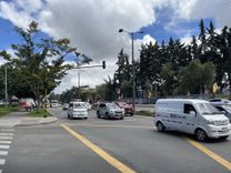 Vehículos automotores transitan por las vías de Bogotá – Foto: Valentina Bachiller © Consorcio Circulemos Digital, 2025