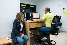 Ciudadana sonríe al ser atendida en la Ventanilla Única de Servicios sede Mallplaza – Foto: Valentina Bachiller © Consorcio Circulemos Digital, 2025