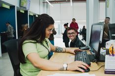 Joven sonríe y es atendido por analista de la Ventanilla Única de Servicios - Foto: Valentina Bachiller © Consorcio Circulemos Digital, 2025 