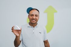 Hombre sostiene su licencia de conducción en la Ventanilla Única de Servicios. - Foto: Valentina Bachiller © Consorcio Circulemos Digital, 2025 