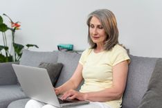 Mujer en casa utilizando un computador portátil - Imagen tomada de internet  