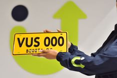 Entrega de placas de vehículo matriculado en Bogotá - Foto: © Felipe Rocha – Consorcio Circulemos Digital, 2022