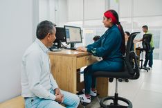 Atención a persona mayor en la Ventanilla Única de Servicios - Foto: Valentina Bachiller © Consorcio Circulemos Digital, 2025 